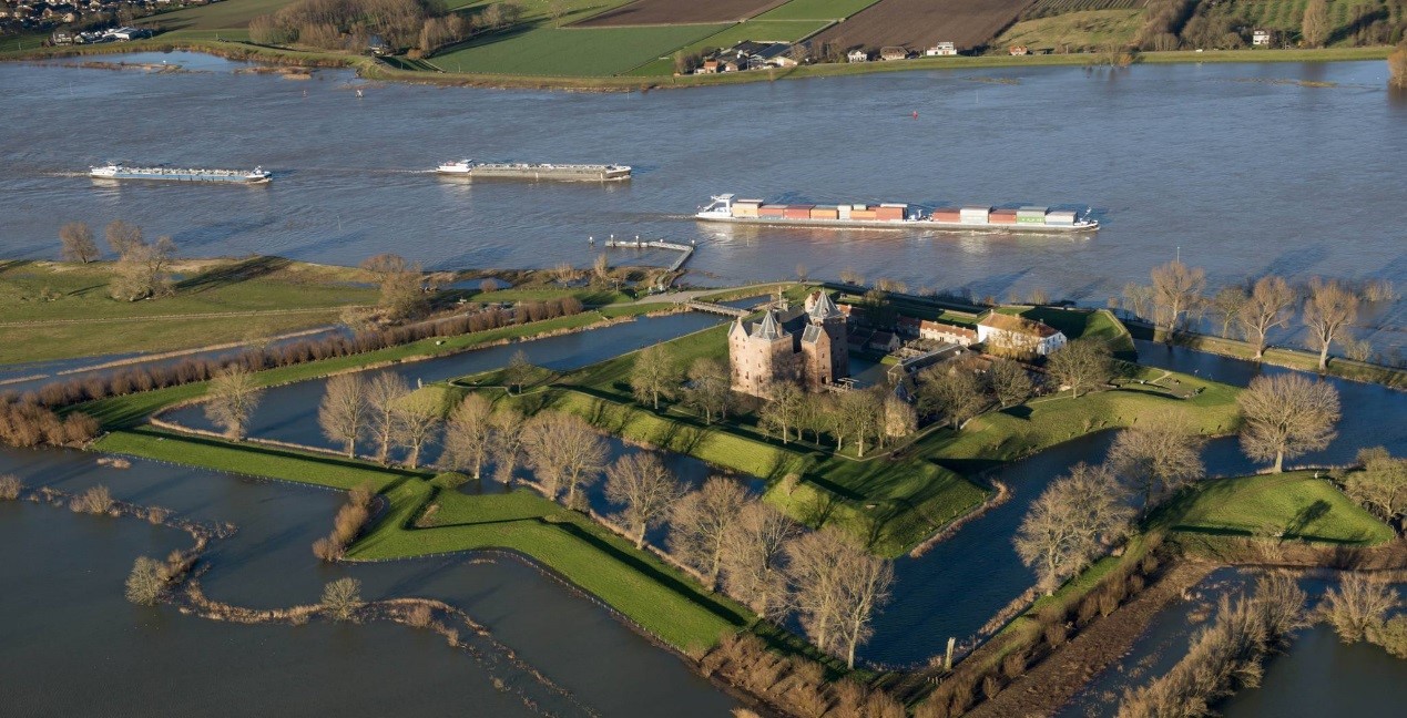 在荷兰的水防线上,有一系列城堡防御工事,古城和要塞,现在都是国家的