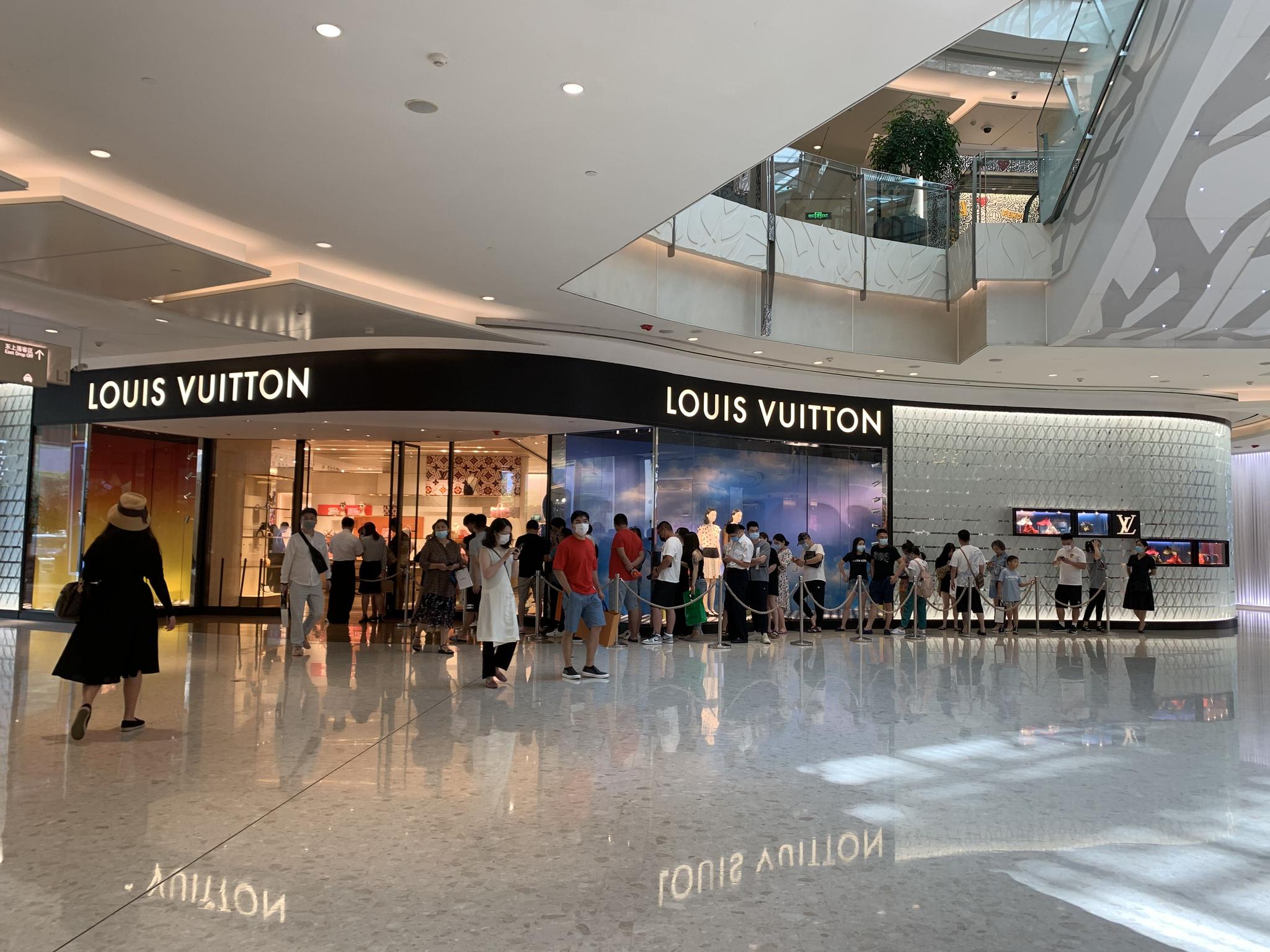 实体店门口排长队 代购说LV9月份要涨价？客服：未得到通知