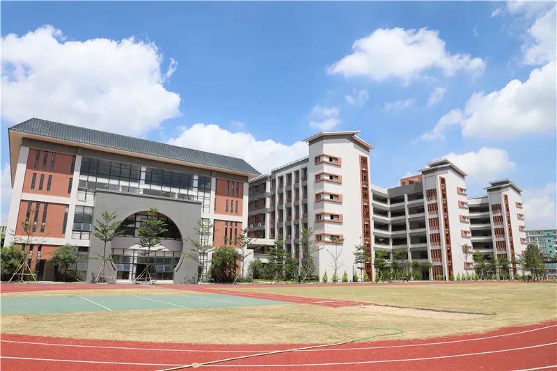 颜峰小学运动场及综合楼.