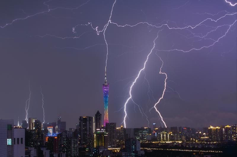 可能你想象不到……近日,广州雷雨天气频发,小李和小董(化名)在同一天