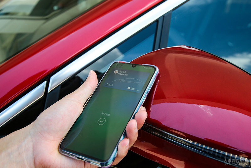 车主只需要用比亚迪云服务app成功激活车钥匙功能后,用手机靠近驾驶员