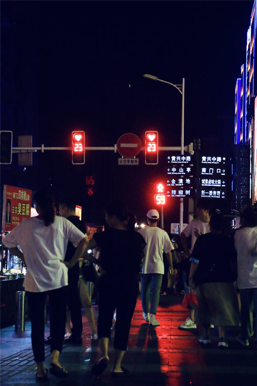 今天上午,五一商圈周边出现的"爱心红绿灯"迅速引爆了长沙市民朋友圈