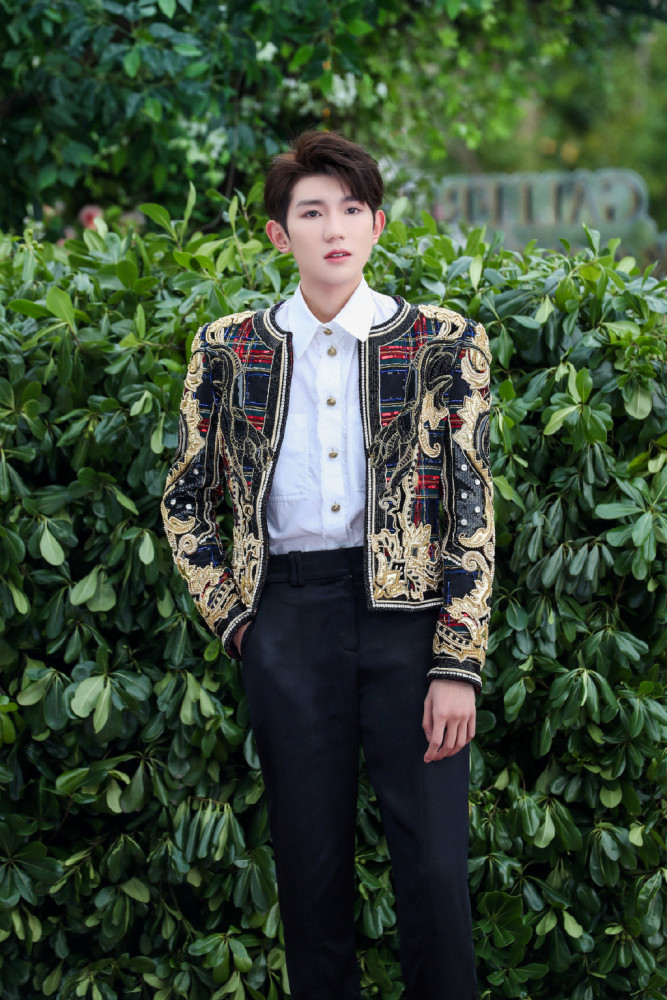 王源西藏做公益,为吃棒棒糖把口罩戳了个洞,网友调侃其是为了方便抽烟