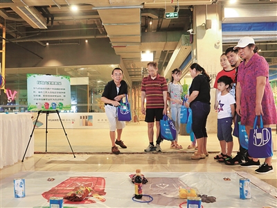 22日上午,阳光100社区举行"低碳生活 全民行动"老年人垃圾分类大比拼