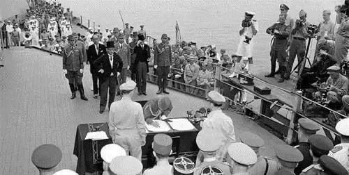  ▲1945年9月2日，美国“密苏里”号军舰上举行日本投降的签字仪式。