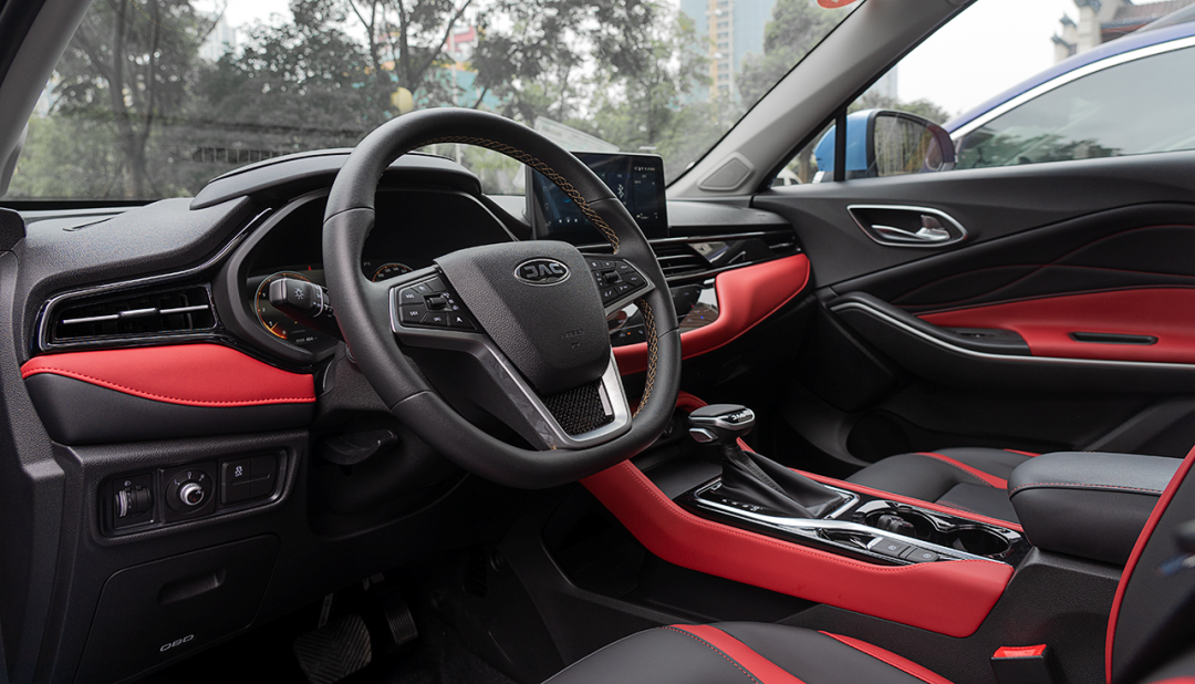 内饰方面,嘉悦x4以深色调为主,红色皮质材料的加入让内饰变得运动且