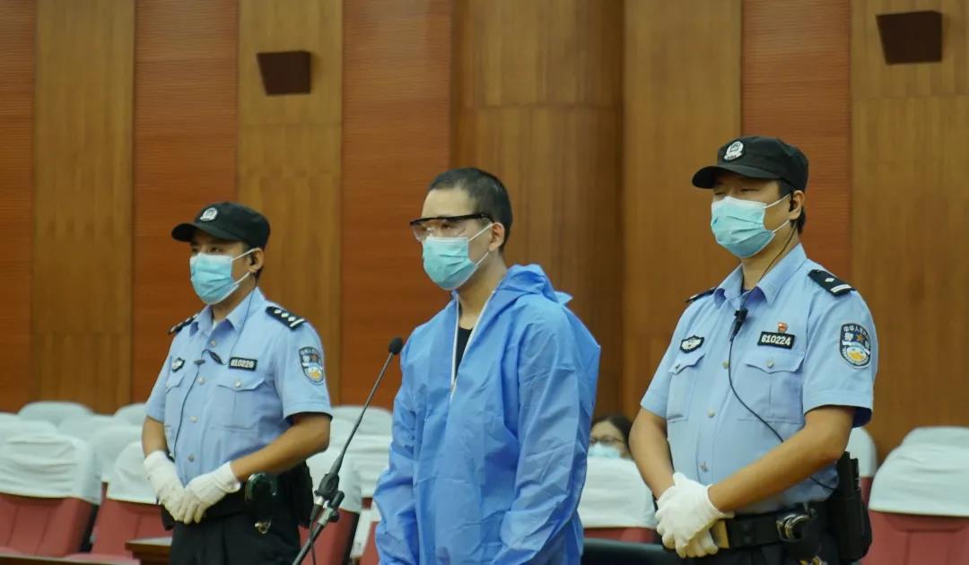因家庭琐事心中不快,男子殴打折磨女友及其儿子两小时