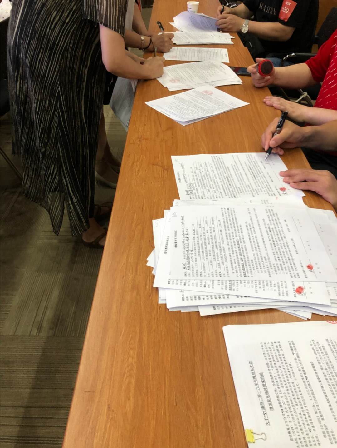 康得新股民逾千人归集投票：深交所延时1小时 三议案全被否