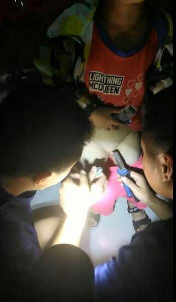 六岁顽童被磁铁片夹住"命根子",消防员借助尖嘴钳妙手摘下