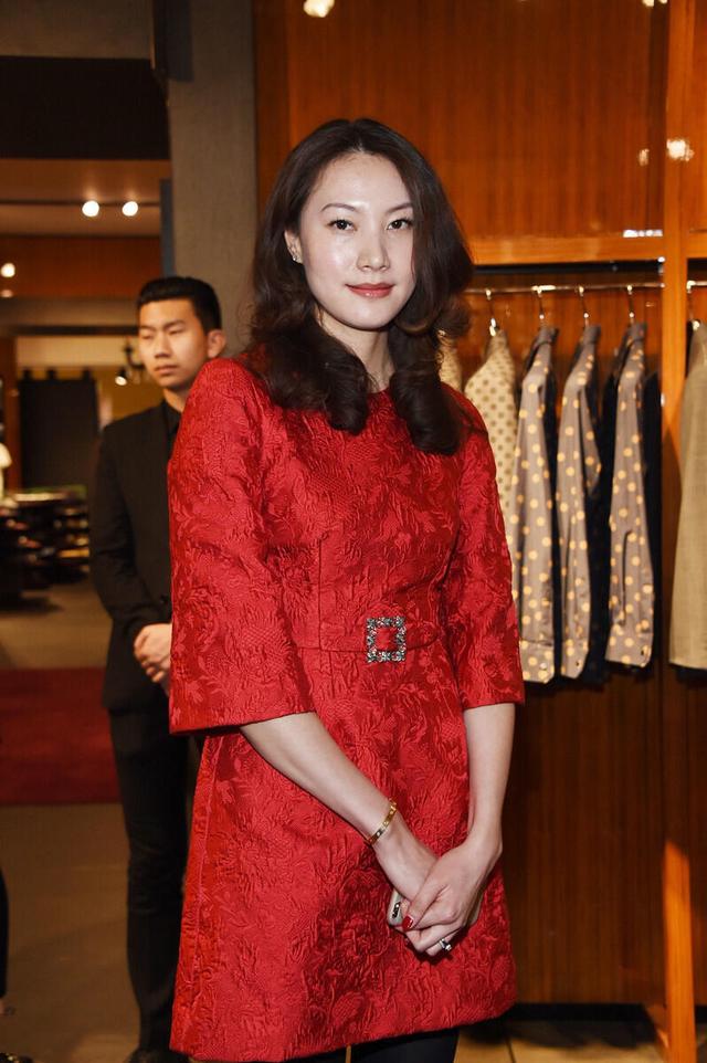 谢杏芳不愧是"体坛超模",穿红色连衣裙配长卷发,林丹真有眼光