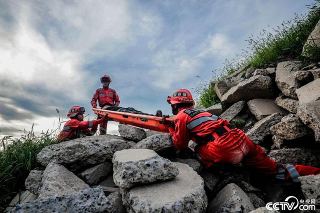 高清大图带你领略武警救援尖兵风采