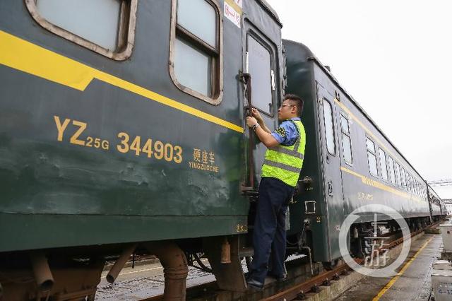 高温下的铁路"守车"人:"桑拿车厢"内穿梭12小时