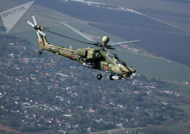 试飞员米28n直升机在试验时以关闭发动机状态着陆