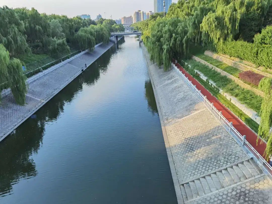 漫步护城河畔