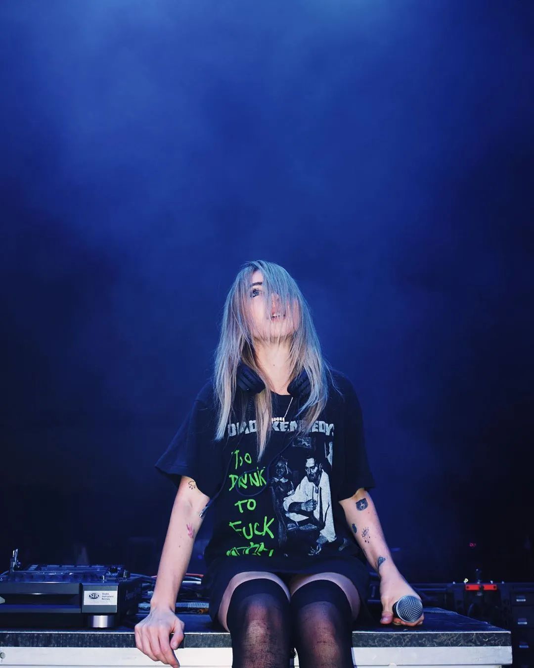 壁纸这个古灵精怪的实力女dj是不是你的菜