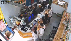 男子|12岁女孩奶茶店内无故被扇耳光，警方：打人男子有精神病史