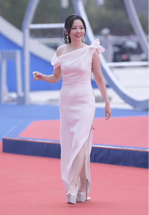 张靓颖的气质没谁了,穿斜肩白裙优雅大方,造型简约之中透高级