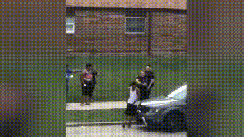 美国警察跟随非裔男子布莱克，并向他连续开枪。