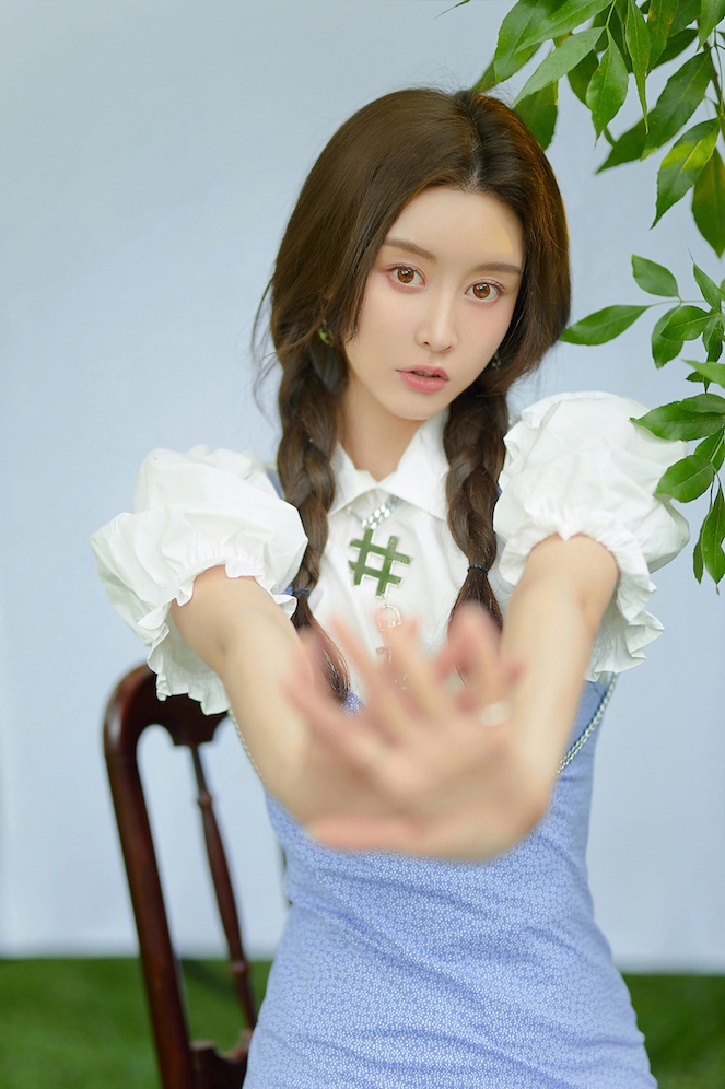 周麟嘉七夕大片曝光 梳双麻花辫少女感十足|麻花辫