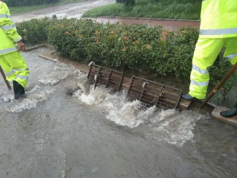 青岛发布暴雨红色预警城阳多处出现内涝积水