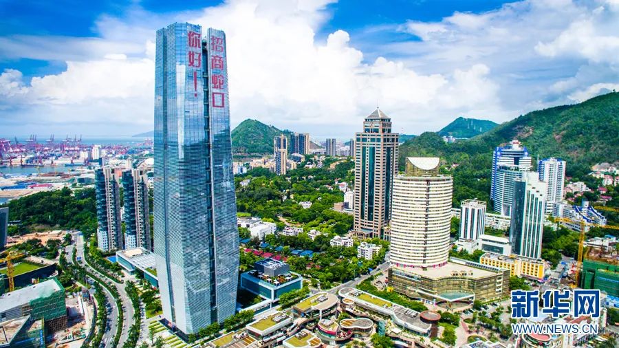 如今的大南山脚下，街道干净，道路规划有序，招商蛇口大楼与香港隔海相望。图源：新华网