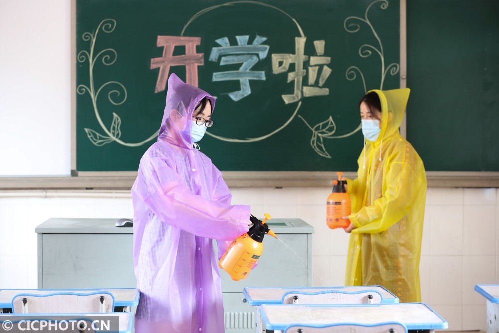 对校园各区域进行全方位,无死角消杀作业,为迎接学生返校开学做好准备