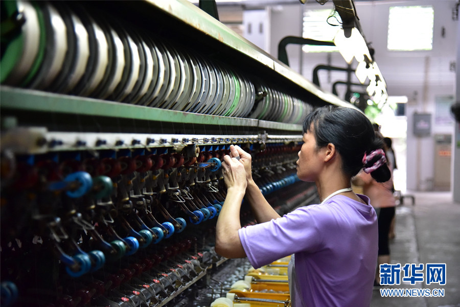 现代织女用巧手传承缫丝工艺