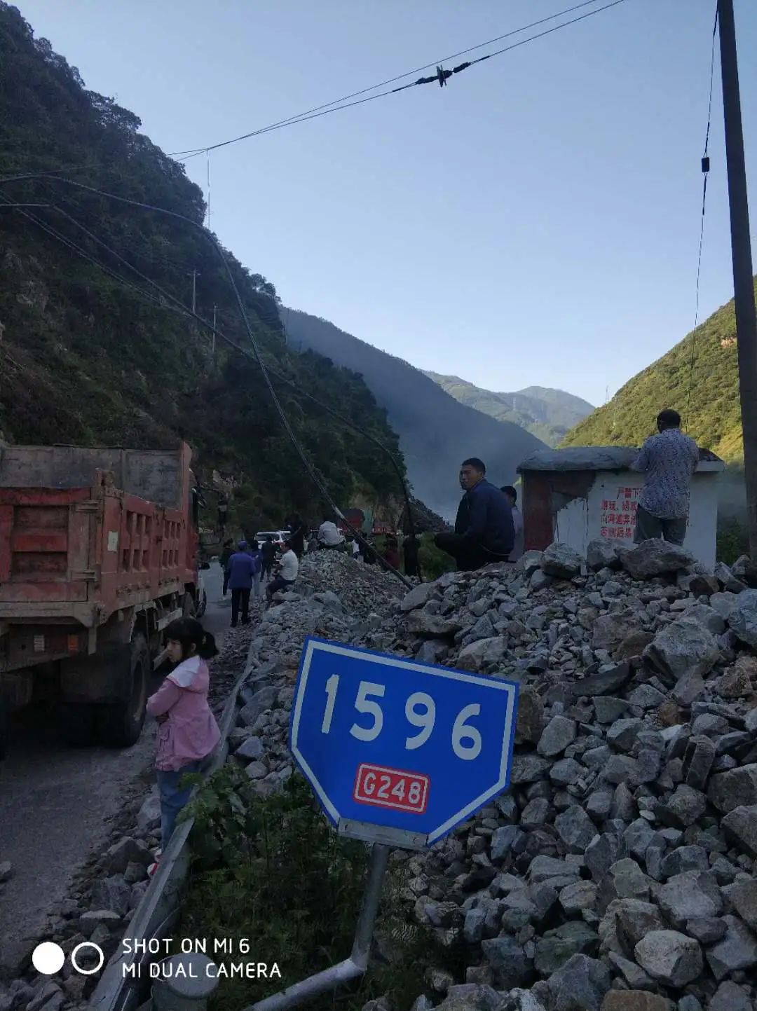 冕宁248国道四湾岩突发山体垮方交通中断