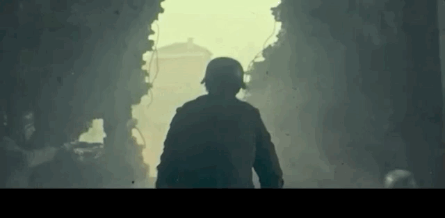 △《八佰》预告片截图