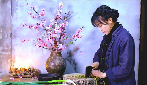 李子柒荣登热搜,正面照罕见曝光被网友质疑整容,脸部极不自然与侧颜