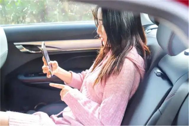 【买就送】后座乘客坐车无聊透顶?装上它,后排秒变娱乐厅!