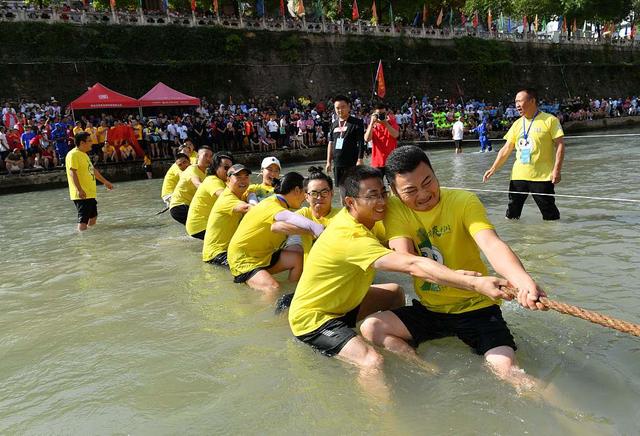 湖北恩施贡水河上举行水上拔河选手享清凉