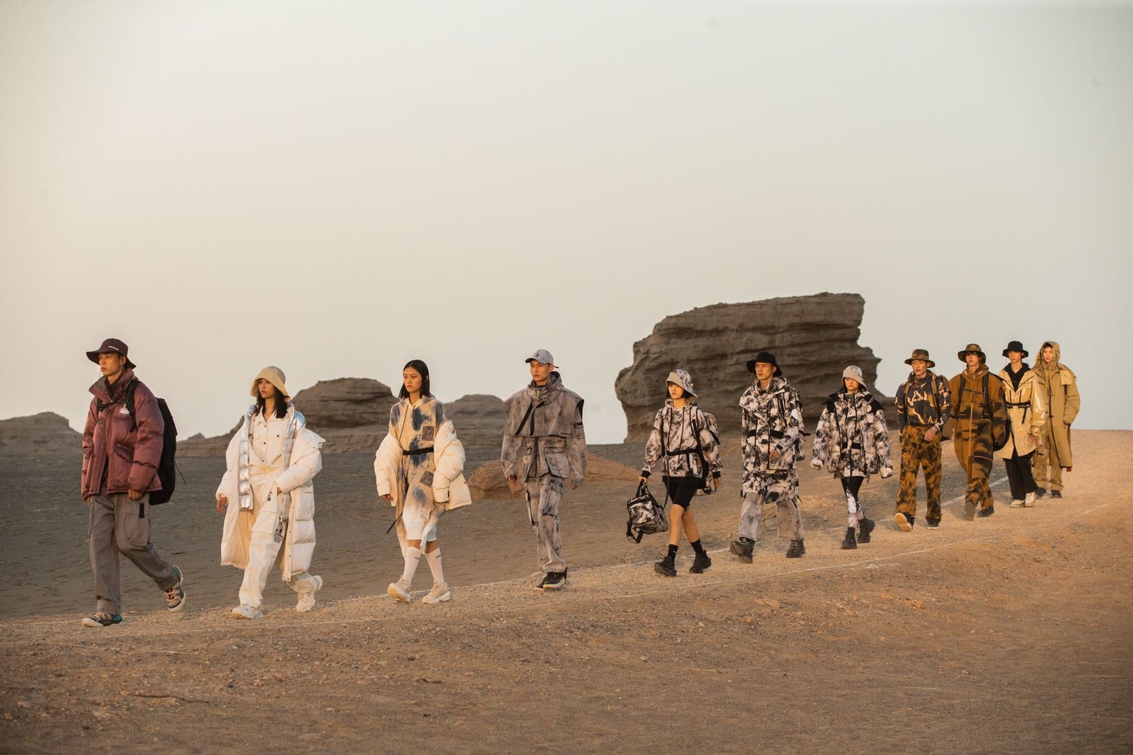 李宁三十周年 敦煌雅丹魔鬼城时尚大秀!