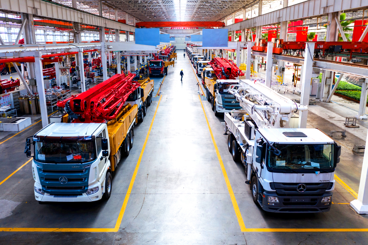 三一集团智能工厂装配车间下线的工程车整装待发.