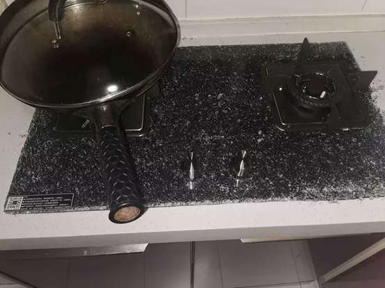 爆炸后的燃气灶玻璃面板满是碎片,图片由赵占领提供。
