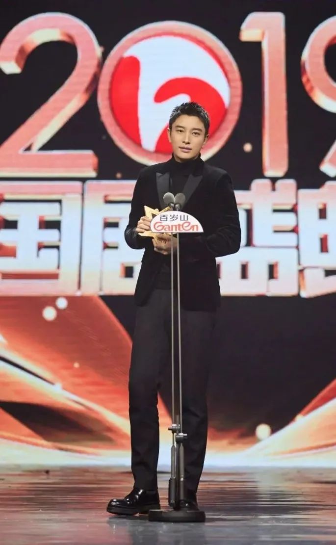 下跪痛哭的贾乃亮彻底戳穿了成年人的体面