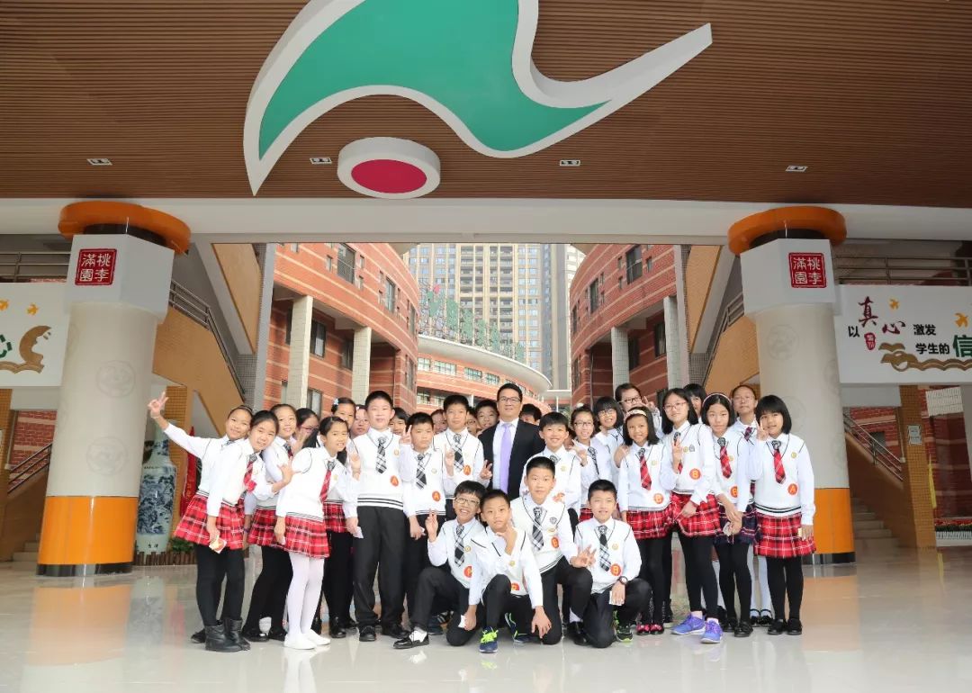 南海实验小学师生校长周汉云表示,倡导"宽教育",就是为学生全方位发展