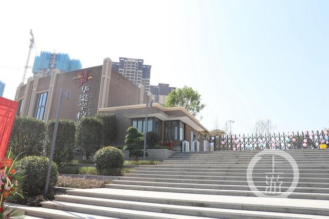 刷脸入校纳米黑板双师教学九龙坡区华梁学校9月1日开学迎生