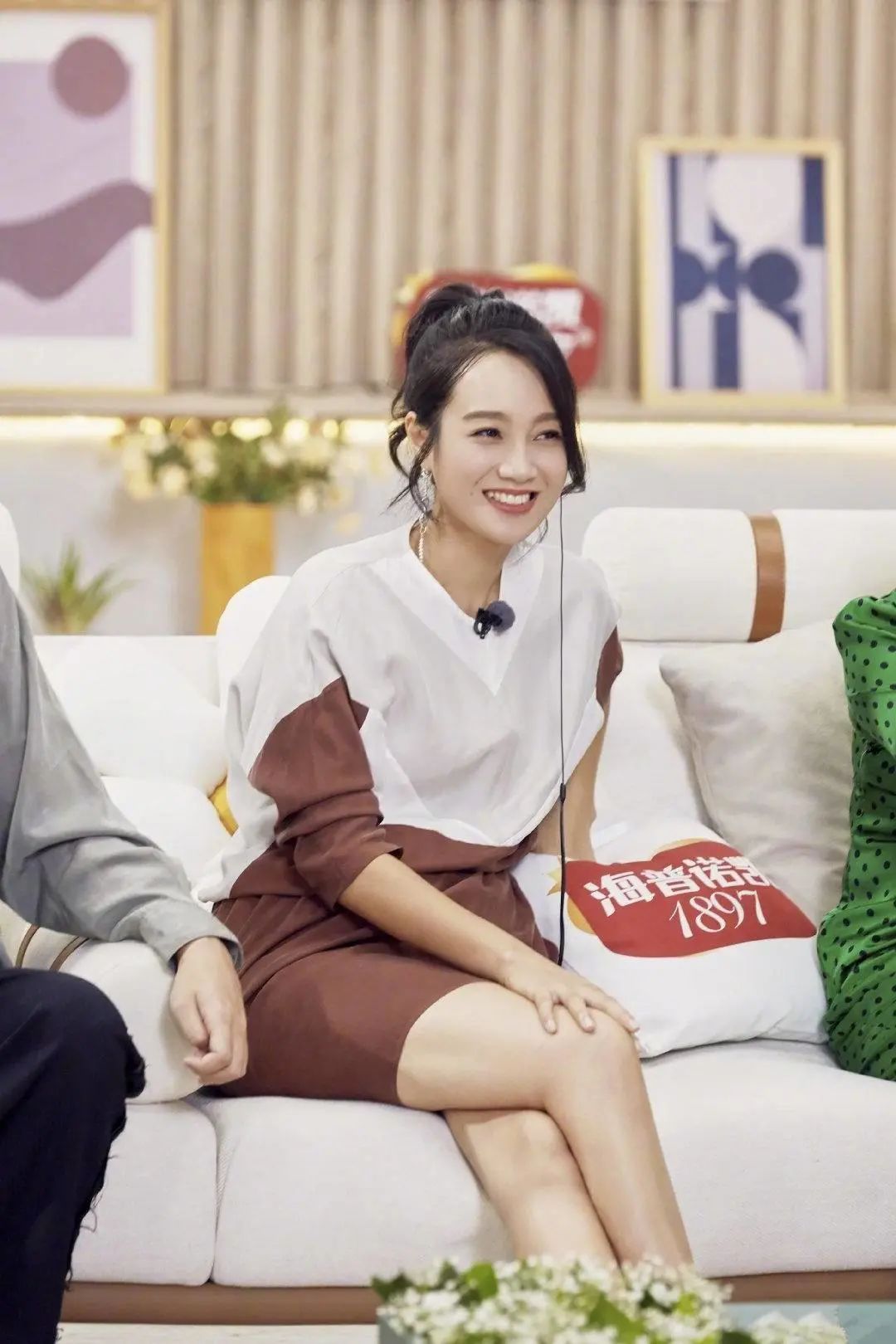 朱丹挺二胎孕肚录节目,39岁穿印花裙嫩回29岁,却散发着满满母爱