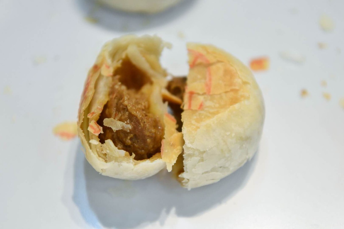 趁热吃北京稻香村现烤月饼开卖高峰期每天限量供应