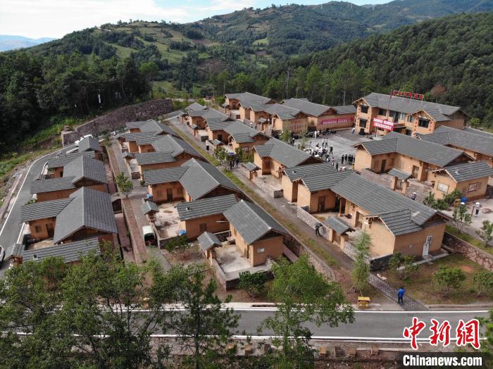 张浪 摄   8月28日,四川省凉山彝族自治州昭觉县三河村,一栋栋独门