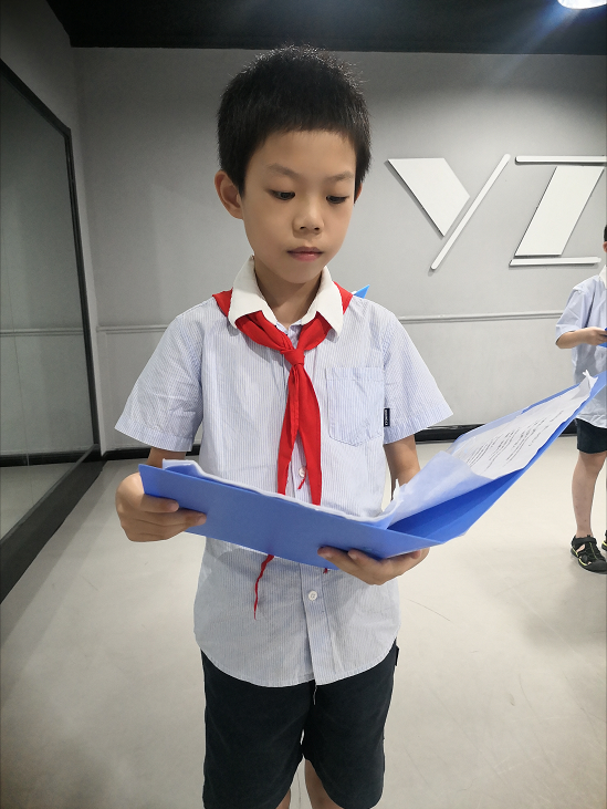 正文  晚上6点开始,小雏鹰们陆续来到排练教室,手拿诵读文件,跟着专业