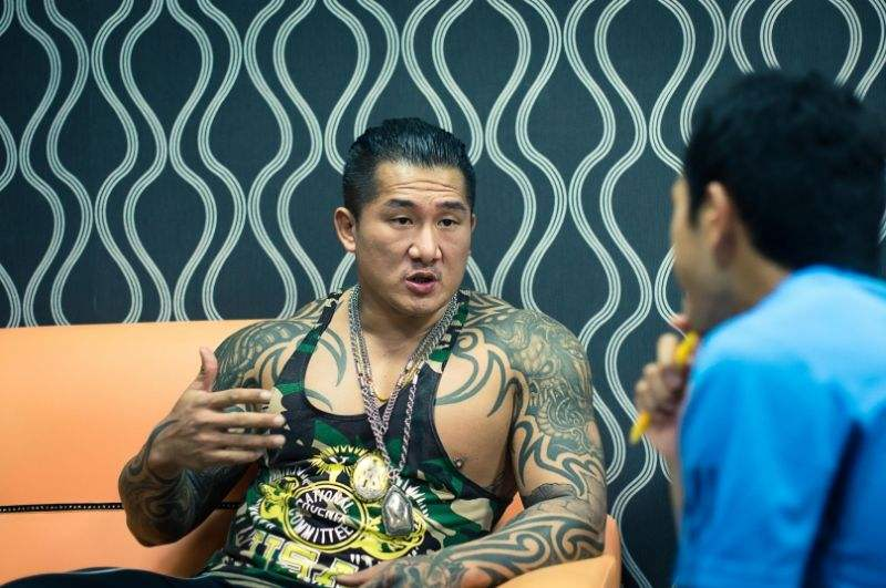 深夜,台湾网红"馆长"连中两枪!