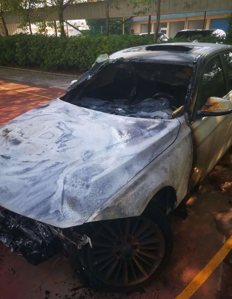 宝马高速路上自燃,一家五口险遭不测,官方承认可能是质量问题所致