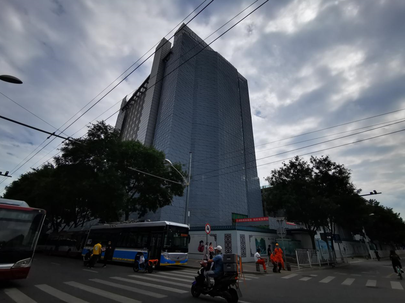 涉事的世纪天乐大厦,正在翻修建设. 本报记者 郝成/摄影