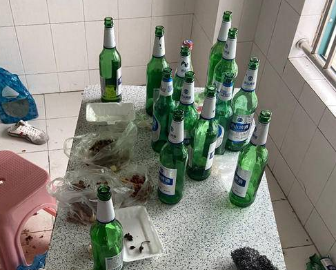 当日中午吃饭时他喝了一些酒,后来不慎把一瓶啤酒掉在地上摔碎,由于