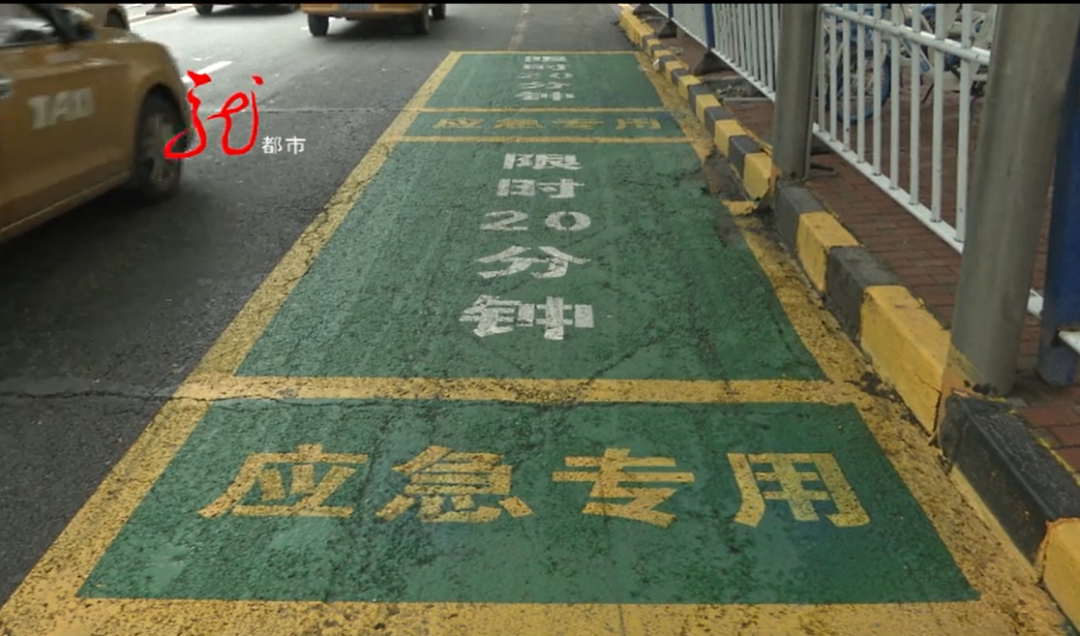 两台私家车停占生命通道,120救护车无法驶出!生命通道能停车吗?_新浪