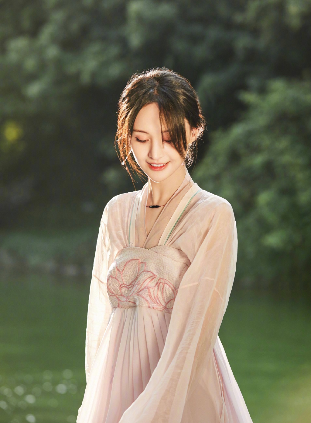 郑爽穿粉色汉服温婉动人低头浅笑美如画中人