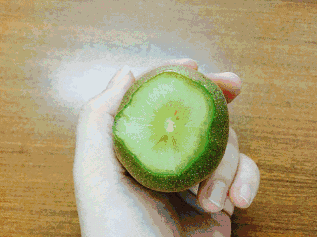 收到之后放几天,熟透后的红心猕猴桃,肉厚汁水足,咬一口甜到心尖.