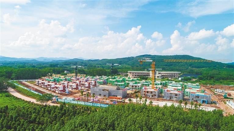 8月27日,位于白沙黎族自治县牙叉镇茶园路北侧的高峰村生态移民皑迁